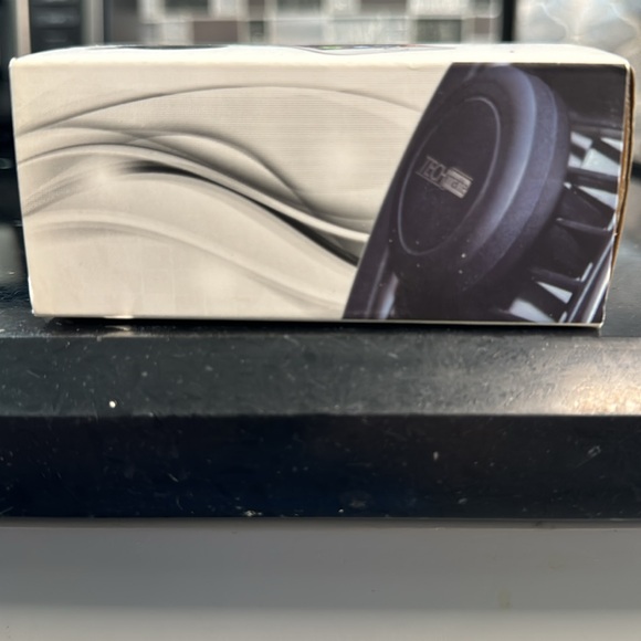 Techmatte MagGrip Vent universal car mount for cell phones - Picture 3 of 3